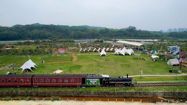 官方航拍：幸福号火车餐厅与草坪帐篷营地