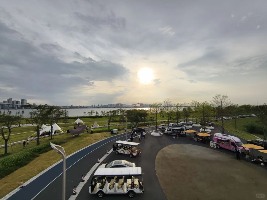 从高处看停车、餐车与营地草坪，2026-08-22 原帖配图
