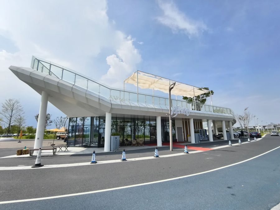白色弧线形的营地服务建筑，2026-08-22 原帖配图